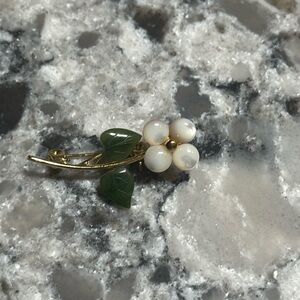 Small vintage broach pen mother of pearl like flowers and Jade looking leaves